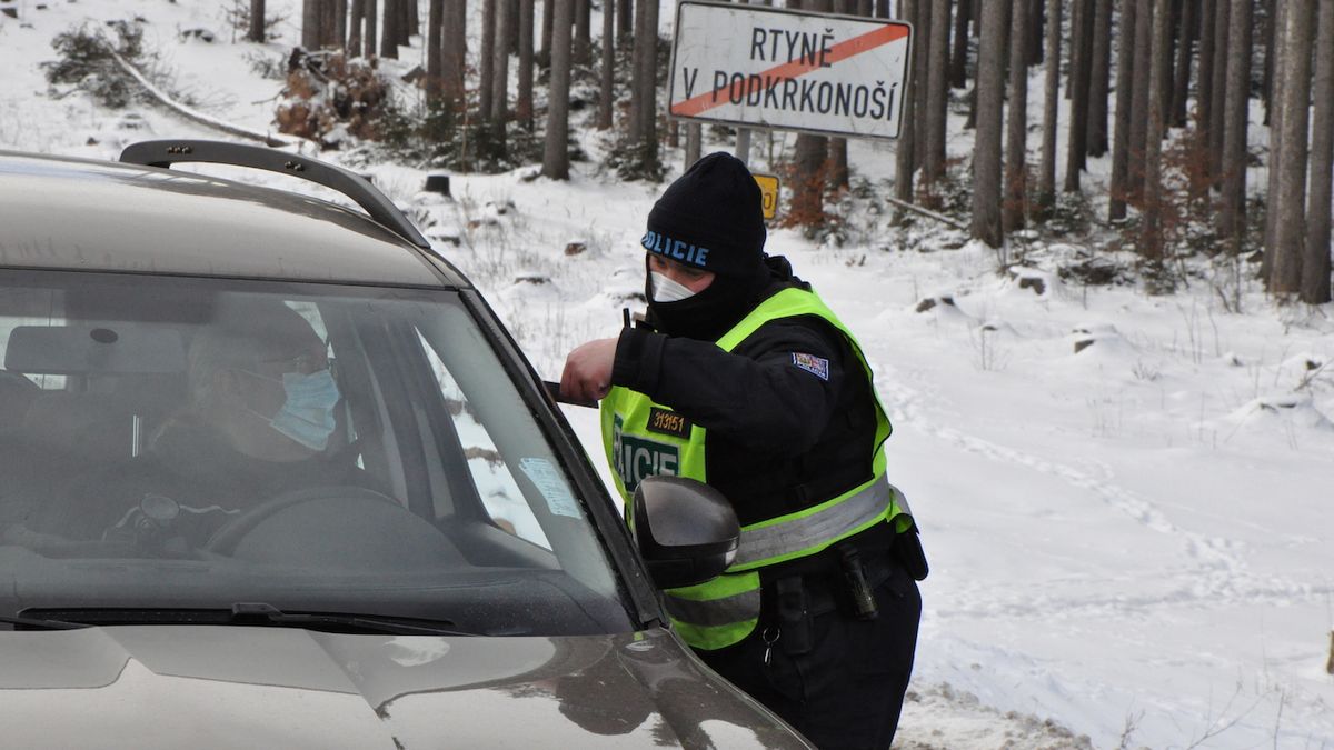 Policisté v pátek odepřeli vjezd či výjezd z Trutnovska 199 autům